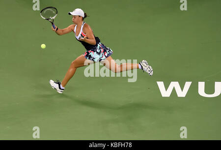 Wuhan, China. 30. September 2017. Ashleigh Barty von Australien gibt die Kugel während singles Finale gegen Caroline Garcia von Frankreich 2017 WTA Wuhan Öffnen in Wuhan, der Hauptstadt der Provinz Hubei in Zentralchina, Sept. 30, 2017. (Xinhua/Ou Dongqu) (wdz) Stockfoto