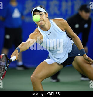 Wuhan, China. 30. September 2017. Caroline Garcia von Frankreich gibt die Kugel während singles Finale gegen Ashleigh Barty von Australien 2017 WTA Wuhan Öffnen in Wuhan, der Hauptstadt der Provinz Hubei in Zentralchina, Sept. 30, 2017. (Xinhua / Wang Peng) (wdz) Stockfoto