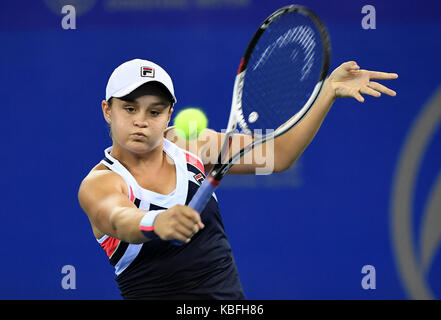 Wuhan, China. 30. September 2017. Ashleigh Barty von Australien gibt die Kugel während singles Finale gegen Caroline Garcia von Frankreich 2017 WTA Wuhan Öffnen in Wuhan, der Hauptstadt der Provinz Hubei in Zentralchina, Sept. 30, 2017. (Xinhua / Cheng Min) (wdz) Stockfoto