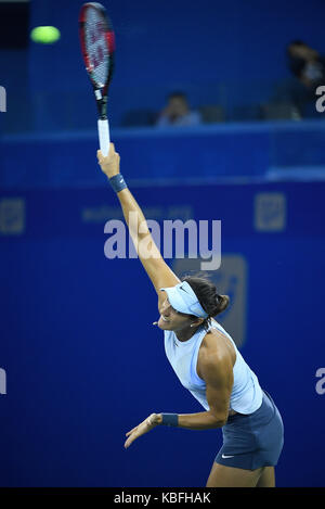 Wuhan, China. 30. September 2017. Caroline Garcia von Frankreich dient während der singles Finale gegen Ashleigh Barty von Australien 2017 WTA Wuhan Öffnen in Wuhan, der Hauptstadt der Provinz Hubei in Zentralchina, Sept. 30, 2017. (Xinhua / Wang Peng) (wdz) Stockfoto