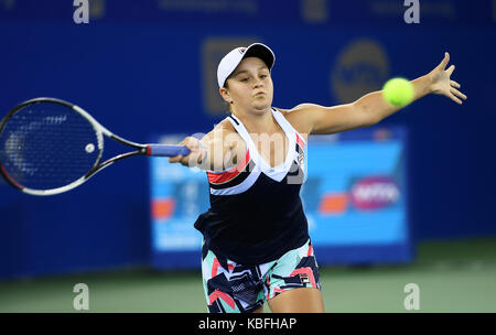 Wuhan, China. 30. September 2017. Ashleigh Barty von Australien gibt die Kugel während singles Finale gegen Caroline Garcia von Frankreich 2017 WTA Wuhan Öffnen in Wuhan, der Hauptstadt der Provinz Hubei in Zentralchina, Sept. 30, 2017. (Xinhua/Li Ga) (wdz) Stockfoto