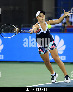 Wuhan, China. 30. September 2017. Ashleigh Barty von Australien gibt die Kugel während singles Finale gegen Caroline Garcia von Frankreich 2017 WTA Wuhan Öffnen in Wuhan, der Hauptstadt der Provinz Hubei in Zentralchina, Sept. 30, 2017. (Xinhua/Li Ga) (wdz) Stockfoto