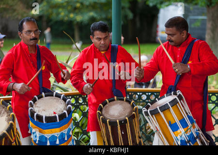 Croydon Internationale Mela Festival: Wandle Park, Croydon, Großbritannien. 30 September, 2017 drei Mitglieder einer Croydon gegründete Gruppe drum. Quelle: Steve Parkins/Alamy leben Nachrichten Stockfoto