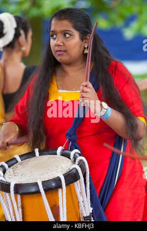 Croydon Internationale Mela Festival: Wandle Park, Croydon, Großbritannien. 30 September, 2017 weibliche Drummer von Croydon based drum Group Credit: Steve Parkins/Alamy leben Nachrichten Stockfoto