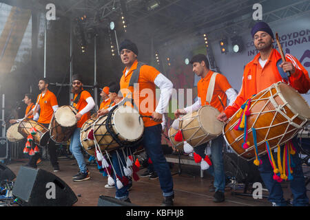 Croydon Internationale Mela Festival: Wandle Park, Croydon, Großbritannien. 30 September, 2017 Mitglieder der Chenda Drum Gruppe auf der Bühne Quelle: Steve Parkins/Alamy leben Nachrichten Stockfoto