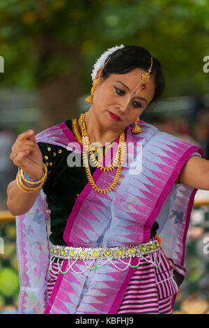 Croydon Internationale Mela Festival: Wandle Park, Croydon, Großbritannien. 30 September, 2017 Tänzerin in der traditionellen asiatischen Kostüm Quelle: Steve Parkins/Alamy leben Nachrichten Stockfoto