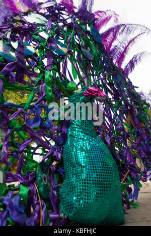 Croydon Internationale Mela Festival: Wandle Park, Croydon, Großbritannien. 30 September, 2017 bunte Pfau headress Credit: Steve Parkins/Alamy leben Nachrichten Stockfoto