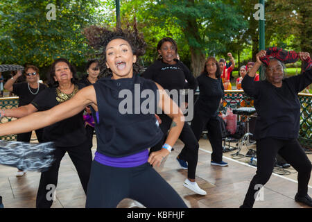 Croydon Internationale Mela Festival: Wandle Park, Croydon, Großbritannien. 30. September 2017 Über 50's Dance Gruppe, die mit Hilfe der gealterte Credit: Steve Parkins/Alamy Live News Stockfoto