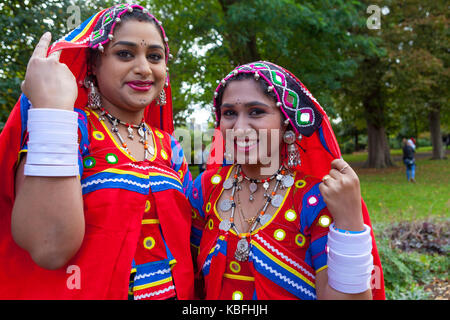 Croydon Internationale Mela Festival: Wandle Park, Croydon, Großbritannien. 30. September 2017 zwei weibliche kostümierte Tänzer in den Flügel für ihre Umdrehung auf der Bühne warten. Quelle: Steve Parkins/Alamy leben Nachrichten Stockfoto