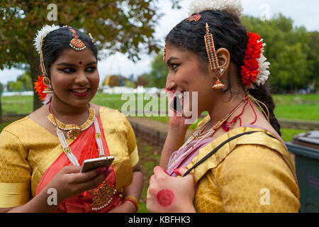 Croydon Internationale Mela Festival: Wandle Park, Croydon, Großbritannien. 30. September 2017 zwei weibliche kostümierte Tänzer in den Flügel für ihre Umdrehung auf der Bühne warten. Quelle: Steve Parkins/Alamy leben Nachrichten Stockfoto