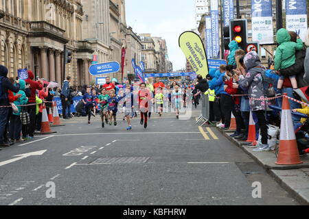 George Square, Glasgow, Vereinigtes Königreich, am Samstag, den 30. September 2017. Menschenmassen versammeln sich in den George Square für den jährlichen Bank von Schottland gesponserte Große Schottische ausführen. 'Super Samstag' Ereignisse sind kürzer läuft für Familien und Jugendliche mit den wichtigsten nach 10 km Rennen am Sonntag, den 1. Oktober. Diese Aufnahme zeigt den Beginn der Welle 2 der großen Familie schottischen Meile laufen um 12:00 Uhr am Samstag, den 30. September 2009. © Garry Cornes/Alamy leben Nachrichten Stockfoto