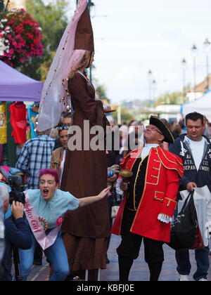 Sittingbourne, Kent, Großbritannien. 30 Sep, 2017. Sittingbourne mittelalterlichen Mops Messe: Ein traditionelles Land Stadt Messe mit Fahrgeschäften, Attraktionen, Ständen, Essen und Händler. Statt in Sittingbourne High Street zu einer Verbindung mit der lokalen Geschichte neu. Organisiert von Sittingbourne Retail Association. Credit: James Bell/Alamy leben Nachrichten Stockfoto