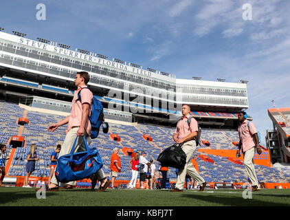 Gainesville, Florida, USA. 30 Sep, 2017. MONICA HERNDON | Zeiten. Spieler zu Fuß über dem Feld während Gator, bevor sie die Florida Gators auf Vanderbilt am 30. September 2017, Ben Hill Griffin Stadium, in Gainesville, Fla. Credit: Monica Herndon/Tampa Bay Zeiten/ZUMA Draht/Alamy leben Nachrichten Stockfoto