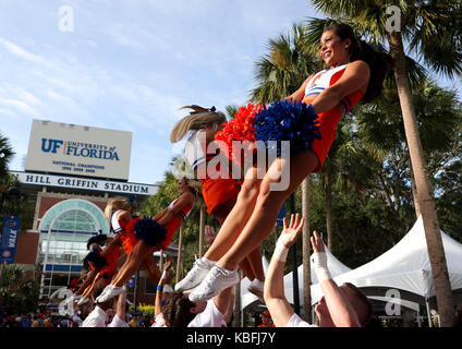 Gainesville, Florida, USA. 30 Sep, 2017. MONICA HERNDON | Zeiten. Cheerleadern während Gator, bevor sie die Florida Gators auf Vanderbilt am 30. September 2017, Ben Hill Griffin Stadium, in Gainesville, Fla. Credit: Monica Herndon/Tampa Bay Zeiten/ZUMA Draht/Alamy leben Nachrichten Stockfoto