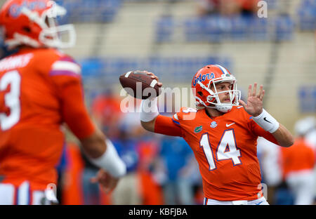 Gainesville, Florida, USA. 30 Sep, 2017. MONICA HERNDON | Zeiten. Florida Gators quarterback Lukas Del Rio (14) erwärmt, bevor die Florida Gators auf Vanderbilt am 30. September 2017, Ben Hill Griffin Stadium, in Gainesville, Fla. Credit: Monica Herndon/Tampa Bay Zeiten/ZUMA Draht/Alamy leben Nachrichten Stockfoto