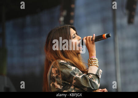 London, Großbritannien. 30. September 2017. Tasha Tah in Großbritannien populärer Britisch-asiatische weiblichen Star singen live auf der Bühne der Farben, erste Croydon indischen Mela Credit: Paul Quezada-Neiman/Alamy leben Nachrichten Stockfoto