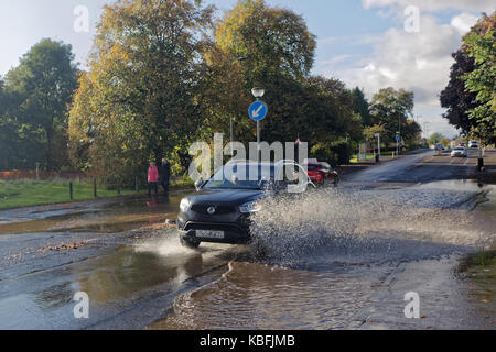 Glasgow, Schottland, Großbritannien. 30.September. UK Wetter schwere Duschen intermittierend mit strahlendem Sonnenschein, wodurch lokale Überschwemmungen vor der Ankunft des Sturms Brian. Kredit Gerard Fähre / alamy Nachrichten Stockfoto