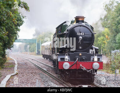 Wrexham, North Wales, UK. 30. September 2017. Dampflok 5043 Graf von Mount Edgcumbe Stürme entlang der neu verdoppelt Abschnitt der Linie zwischen Chester und Wrexham Allgemeine schleppen eine Charta Zug zurück nach Birmingham. Credit: Charles Allen/Alamy leben Nachrichten Stockfoto