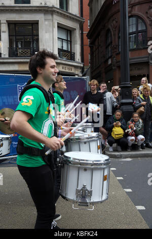 London, Großbritannien. 30 Sep, 2017. NFL auf der Regent Street in London. Am Vorabend des Wembley Wettbewerb zwischen den New Orleans Saints und Miami Dolphins, Regent Street wurde ein traffic free haven für American Football fans und Familien gleichermaßen, mit interaktiver Spiele, auf der Bühne und die Auftritte, Werbegeschenke und vieles mehr. Credit: Keith Larby/Alamy leben Nachrichten Stockfoto