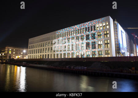 Das Humboldt-forum ist in der Nacht zum Start der Licht Festival "Berlin leuchtet" in Berlin, Deutschland beleuchtet, 29. September 2017. Das Festival läuft vom 29.09. - 15.10.2017). Foto: Paul Zinken/dpa Stockfoto