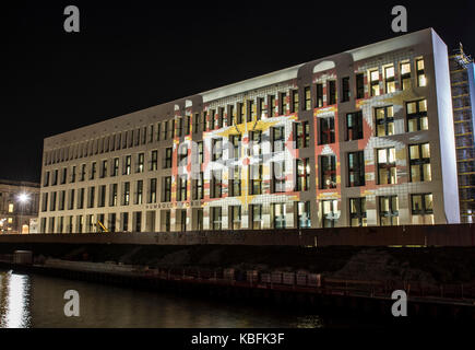 Das Humboldt-forum ist in der Nacht zum Start der Licht Festival "Berlin leuchtet" in Berlin, Deutschland beleuchtet, 29. September 2017. Das Festival läuft vom 29.09. - 15.10.2017). Foto: Paul Zinken/dpa Stockfoto