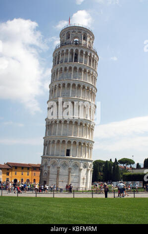 Berühmten schiefen Turm in Pisa (Torre Pendente di Pisa) - campanille der Kathedrale der Himmelfahrt der Jungfrau Maria auf dem Platz der Wunder, Italien Stockfoto