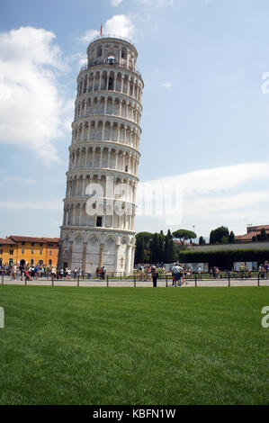 Berühmten schiefen Turm in Pisa (Torre Pendente di Pisa) - campanille der Kathedrale der Himmelfahrt der Jungfrau Maria auf dem Platz der Wunder, Italien Stockfoto