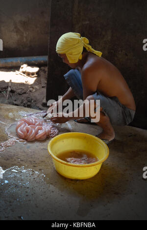 Man aufpumpen Schweine Därme, Angeles, Central Luzon, Philippinen. Stockfoto