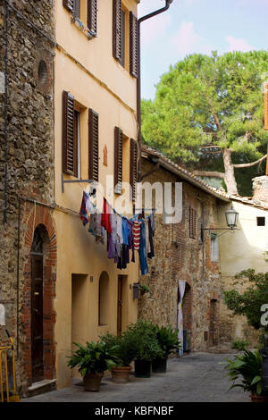 Waschen trocknen, Via Della Porta, San Gusmè, Toskana, Italien Stockfoto