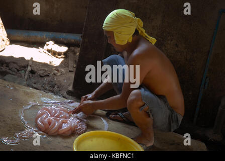 Man aufpumpen Schweine Därme, Angeles, Central Luzon, Philippinen. Stockfoto