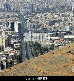 Iran die Skyline der Stadt von den Bergen - städtische Wachstum und Entwicklung in Karaj nahe Teheran Stockfoto