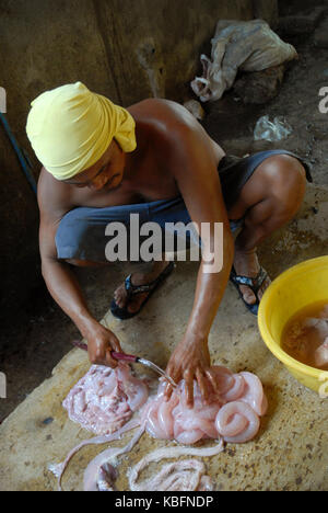 Man aufpumpen Schweine Därme, Angeles, Central Luzon, Philippinen. Stockfoto