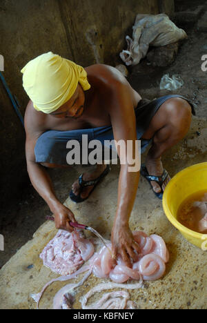 Man aufpumpen Schweine Därme, Angeles, Central Luzon, Philippinen. Stockfoto