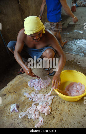 Man aufpumpen Schweine Därme, Angeles, Central Luzon, Philippinen. Stockfoto