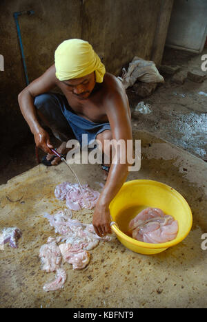 Man aufpumpen Schweine Därme, Angeles, Central Luzon, Philippinen. Stockfoto