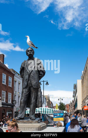 Statue von Edward Elgar in Worcester Cathedral Square mit einem Vogel auf seinem Kopf Stockfoto