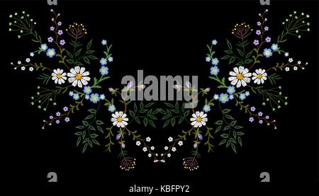 Stickerei trend floralen Muster kleine Zweige kraut Daisy mit kleine blaue violette Blume. Reich verzierte Reflexion folk Mode patch Design ausschnitt Blüte Stock Vektor