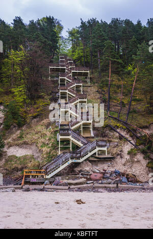 Hölzerne Treppe auf der Ostsee in Misdroy Seebad auf der Insel Wolin in der Woiwodschaft Westpommern in Polen Stockfoto