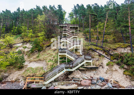 Hölzerne Treppe auf der Ostsee in Misdroy Seebad auf der Insel Wolin in der Woiwodschaft Westpommern in Polen Stockfoto