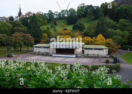 Blick auf die Altstadt Ross Theater oder musikpavillon in Preise Street Gardens. Ein neuer Musikpavillon ist geplant, sie zu ersetzen, Edinburgh, Schottland. Stockfoto