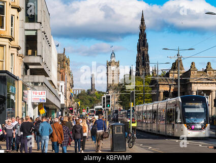 Blick entlang beschäftigte der Princes Street in Edinburgh, Schottland, Vereinigtes Königreich. Stockfoto