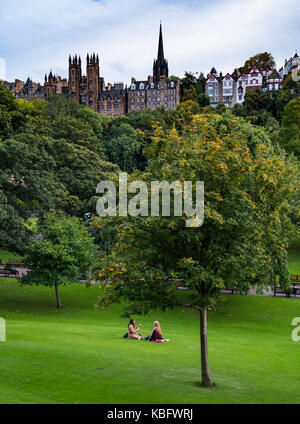 Blick auf die Princes Street Gardens zum Damm und die Altstadt in Edinburgh, Schottland, Vereinigtes Königreich. Stockfoto