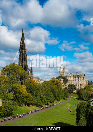 Blick über die Princess Street Gardens zu Scott Monument und das Balmoral Hotel in Edinburgh, Schottland, Vereinigtes Königreich. Stockfoto