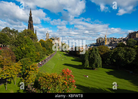 Blick über die Princess Street Gardens zu Scott Monument in Edinburgh, Schottland, Vereinigtes Königreich. Stockfoto