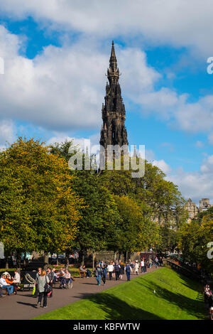 Blick über die Princess Street Gardens zu Scott Monument in Edinburgh, Schottland, Vereinigtes Königreich. Stockfoto