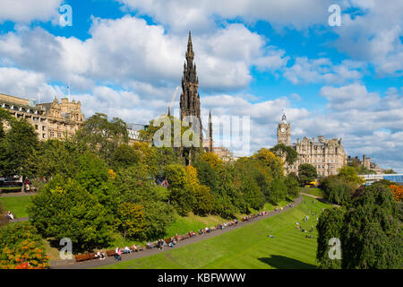 Blick über die Princess Street Gardens zu Scott Monument in Edinburgh, Schottland, Vereinigtes Königreich. Stockfoto