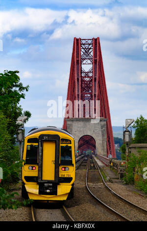 Anzeigen von Scotrail passenger train nähern Dalmeny Station über Forth Eisenbahnbrücke in Lothian, Schottland, Vereinigtes Königreich. Stockfoto