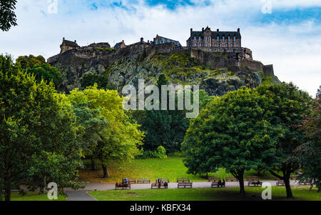 Blick auf die Burg von Edinburgh von der Princes Street Gardens in Edinburgh, Schottland, Vereinigtes Königreich Stockfoto