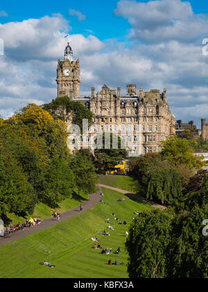 Blick auf Luxus Hotel Balmoral an der Princes Street und die Princes Street Gardens unten in Edinburgh, Schottland, Vereinigtes Königreich Stockfoto