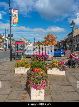 Bunte Blume Wannen und Herbst Tönungen im Galgate in der Marktstadt Barnard Castle, Teesdale, Großbritannien, September 2017 Stockfoto